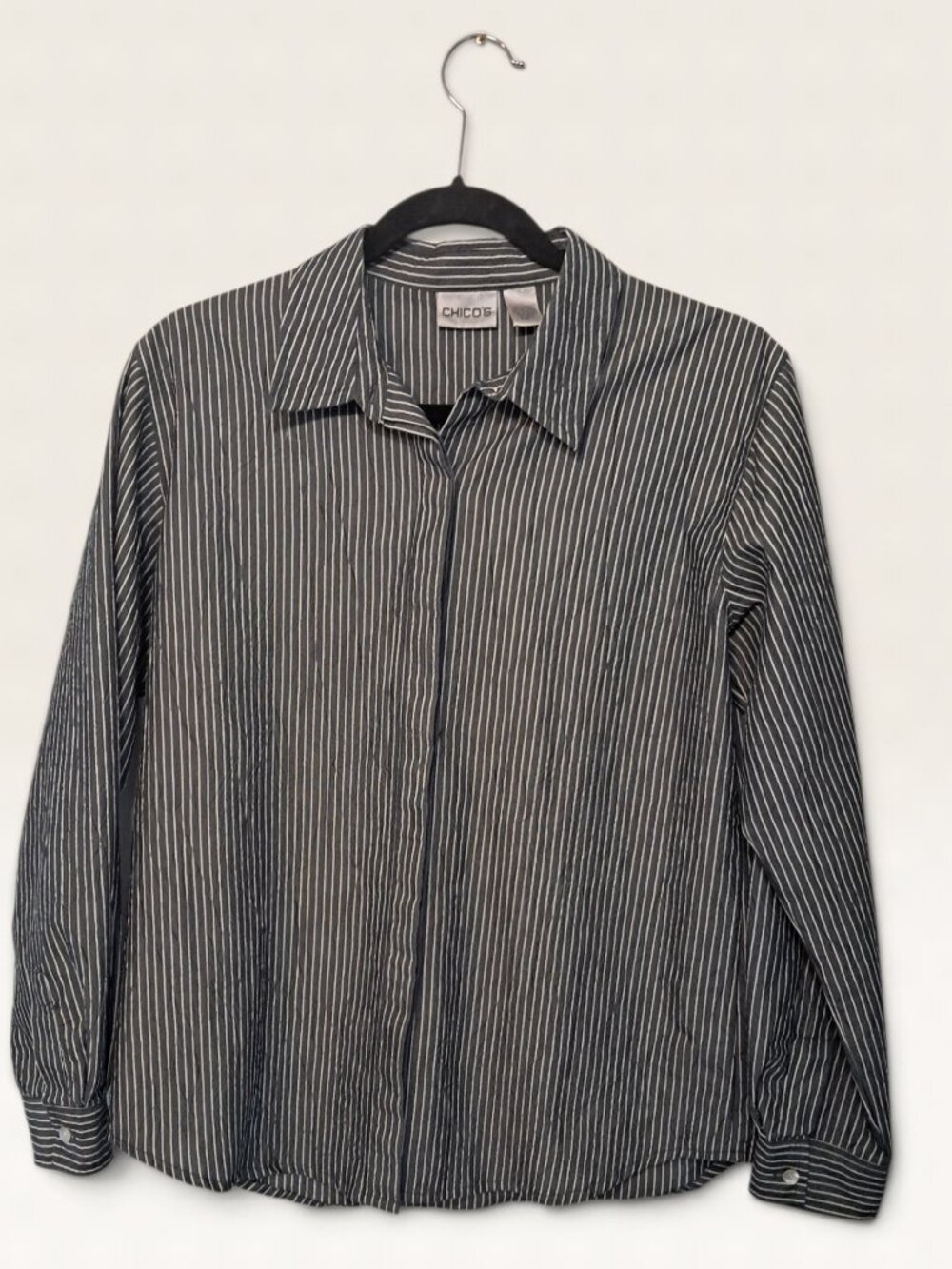 Chico's Size 1 Womens Striped Crinkle Button Down Shirt Long Sleeve Grey White